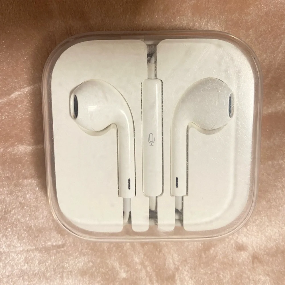 Apple White Wired EarPods with Microphone and volume control. 44 inch cord.